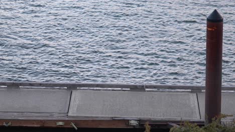 muelle flotante en el río y la onda de agua plateada de cerca, disparo panorámico