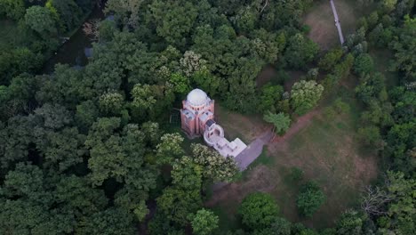 una iglesia solitaria rodeada de exuberantes bosques al anochecer, proyectando un ambiente sereno, vista aérea