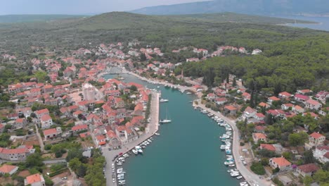 Asentamiento-De-Vrboska-En-La-Costa-De-La-Isla-De-Hvar-En-Dalmacia,-Croacia