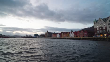 Bryggen-En-Bergen,-Noruega-Timelapse-Del-Día-A-La-Noche