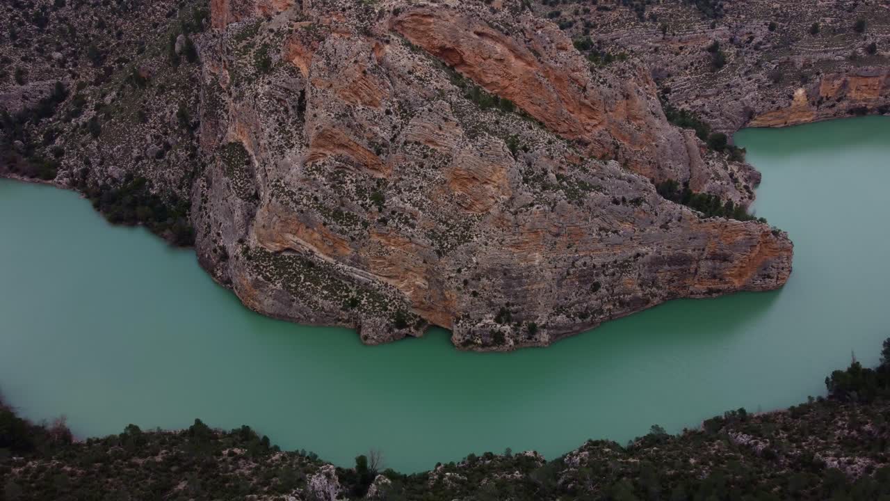 Riprese aeree in 4K con drone dello splendido canyon del fiume Júcar. Volo cinematografico sulle acque turchesi del bacino circondate da imponenti scogliere calcaree e foreste di pini in Castilla-La Mancha, Spagna