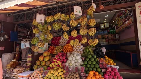 Puesto-De-Comida-Con-Frutas-Y-Verduras-Tropicales-Amontonadas.