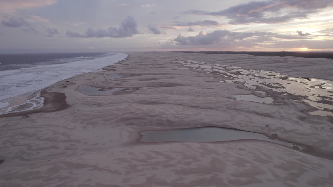 olas en la orilla de la playa de stockton con dunas de arena y lagunas en nueva gales del sur, australia