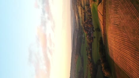 Disparo-Vertical-De-Tierra-Cultivable-En-El-Campo-De-West-Sussex-Durante-La-Puesta-De-Sol-En-El-Condado-De-Shire,-Sureste-De-Inglaterra