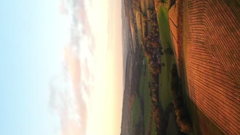 disparo vertical de tierra cultivable en el campo de west sussex durante la puesta de sol en el condado de shire, sureste de inglaterra