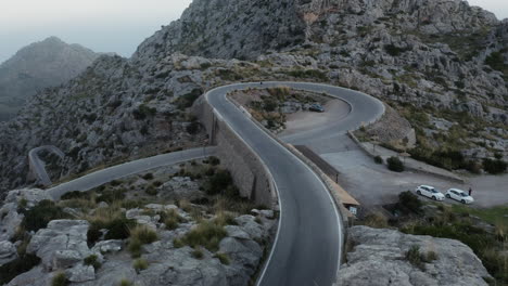 Toma-Aérea-Del-Puente-Espiral-En-La-Carretera-De-Sa-Calobra,-Mallorca