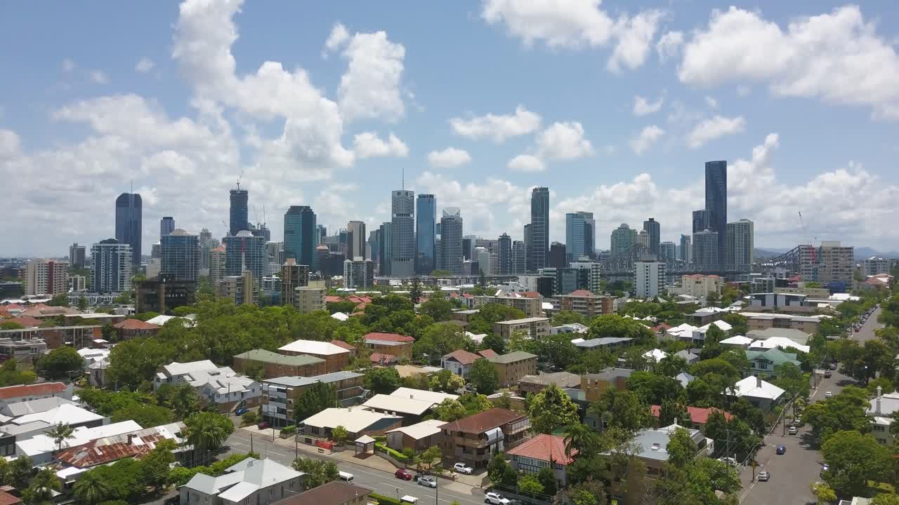 브리즈번 교외의 이웃을 날아다니는 항공기, 배경에는 cbd