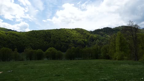 Zeitraffer---Wolkengebilde-über-Grünem-Berg