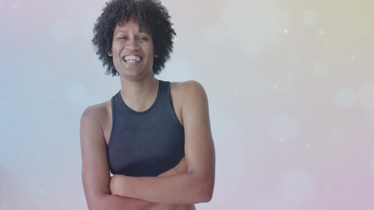 Pessoa Sorrindo com Braços Cruzados sobre Fundo de Animação Bokeh Pastel