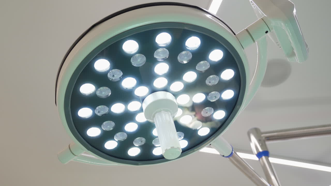 Luz moderna de quirófano con asa. Primer plano