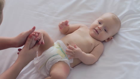 niña bebé recibiendo masaje de pies