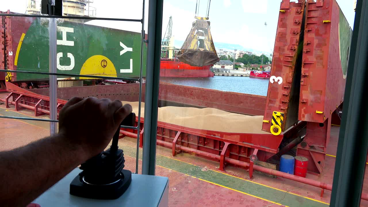 바르나, 불가리아: 2018 년 7 월 3 일 - 크레인의 모든 장비를 제어하기위한 크레인 운영 객실. 크레인 오퍼레이터는 크레인의 내부의 모든 기능을 제어합니다.