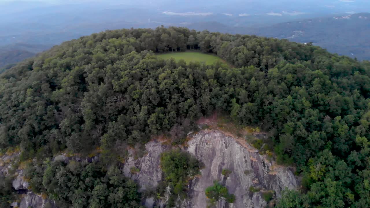 кадры полета беспилотника над горой йона и вокруг нее