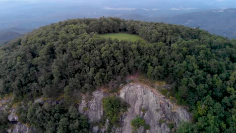 imágenes de drones volando sobre y alrededor de yonah mt
