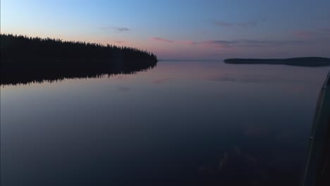 Ruhige-Bootsfahrt-An-Einem-Schönen-Sommerabend-Auf-Einem-Ruhigen-See