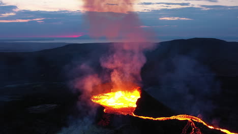 erupción volcánica al atardecer