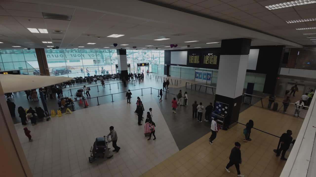 Terminal Bandara yang Sibuk dengan Pelancong yang Berjalan dan Menunggu.
