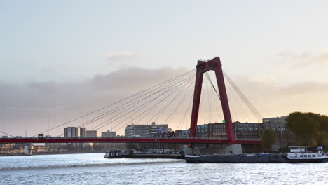 Lastkahnfahrt-Auf-Der-Neuen-Maas-Unter-Willemsbrug-In-Rotterdam,-Niederlande