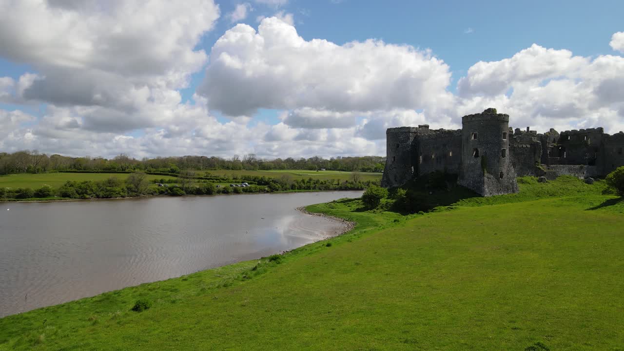 Castello di Carew su sponde fluviali lussureggianti, Galles