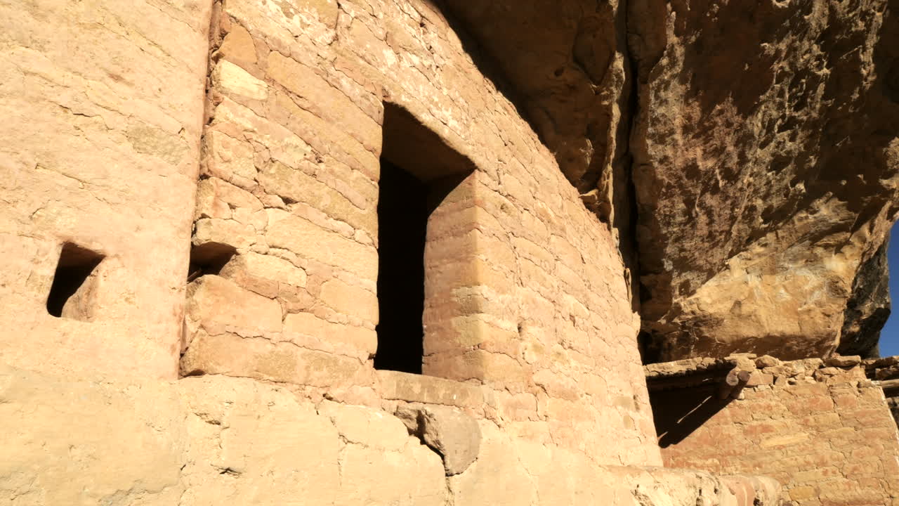 primer plano de la pared del palacio del acantilado y la entrada de la ruina del pueblo ancestral en mesa verde