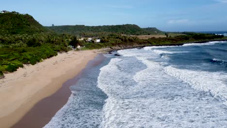 Hermosas-Olas-Rompiendo-En-El-Océano-De-Un-País-Tropical