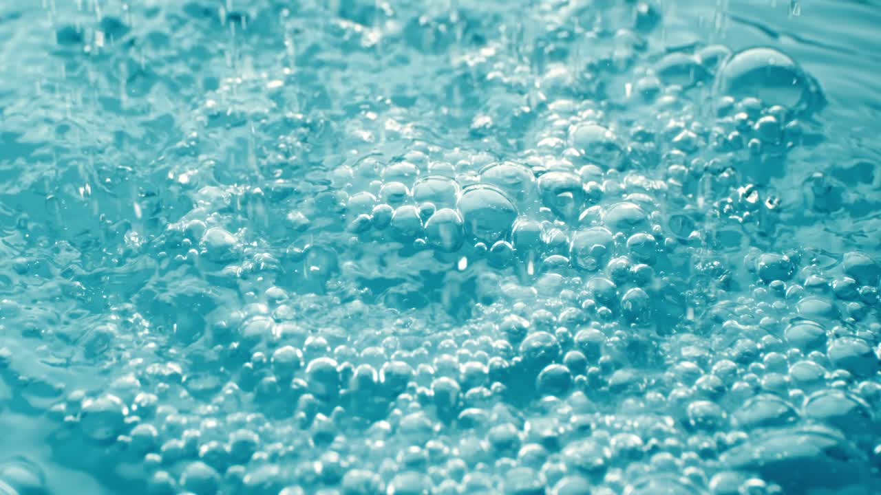 muchas burbujas en el agua de cerca, onda de agua abstracta con burbujas a cámara lenta. filmado con cámara súper a cámara lenta 1000 fps.