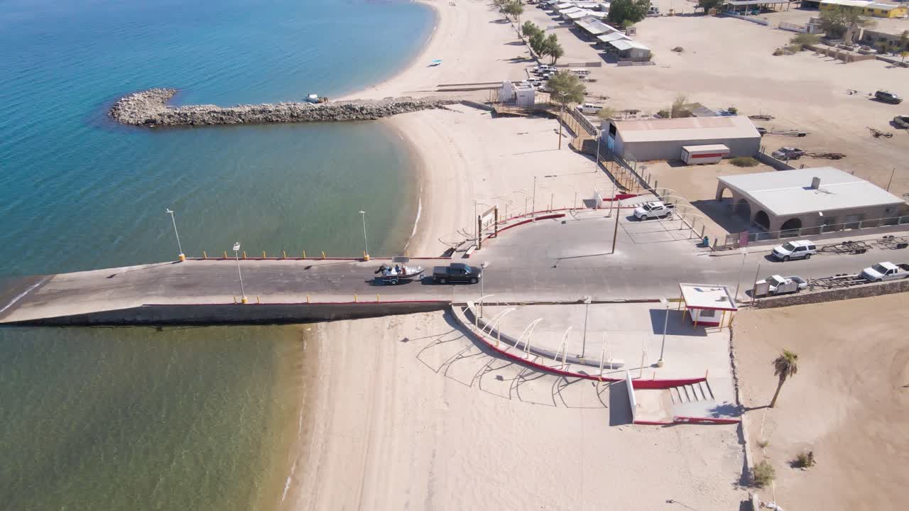 Bahía de los Ángeles'te sudan çıkarılan tekne.
