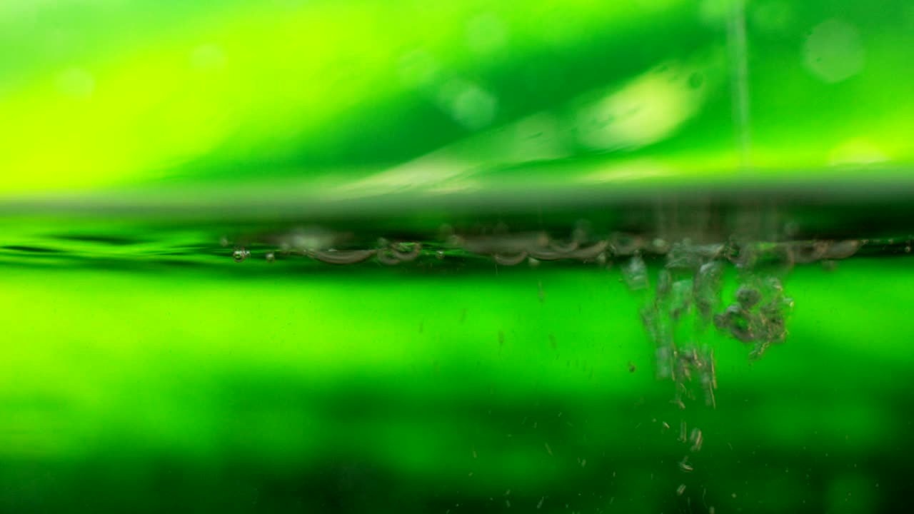 el agua pura, cristalina, cae en cámara lenta y desata un torbellino de frescura. el agua proviene de los glaciares más altos, lo que la hace aún más pura.