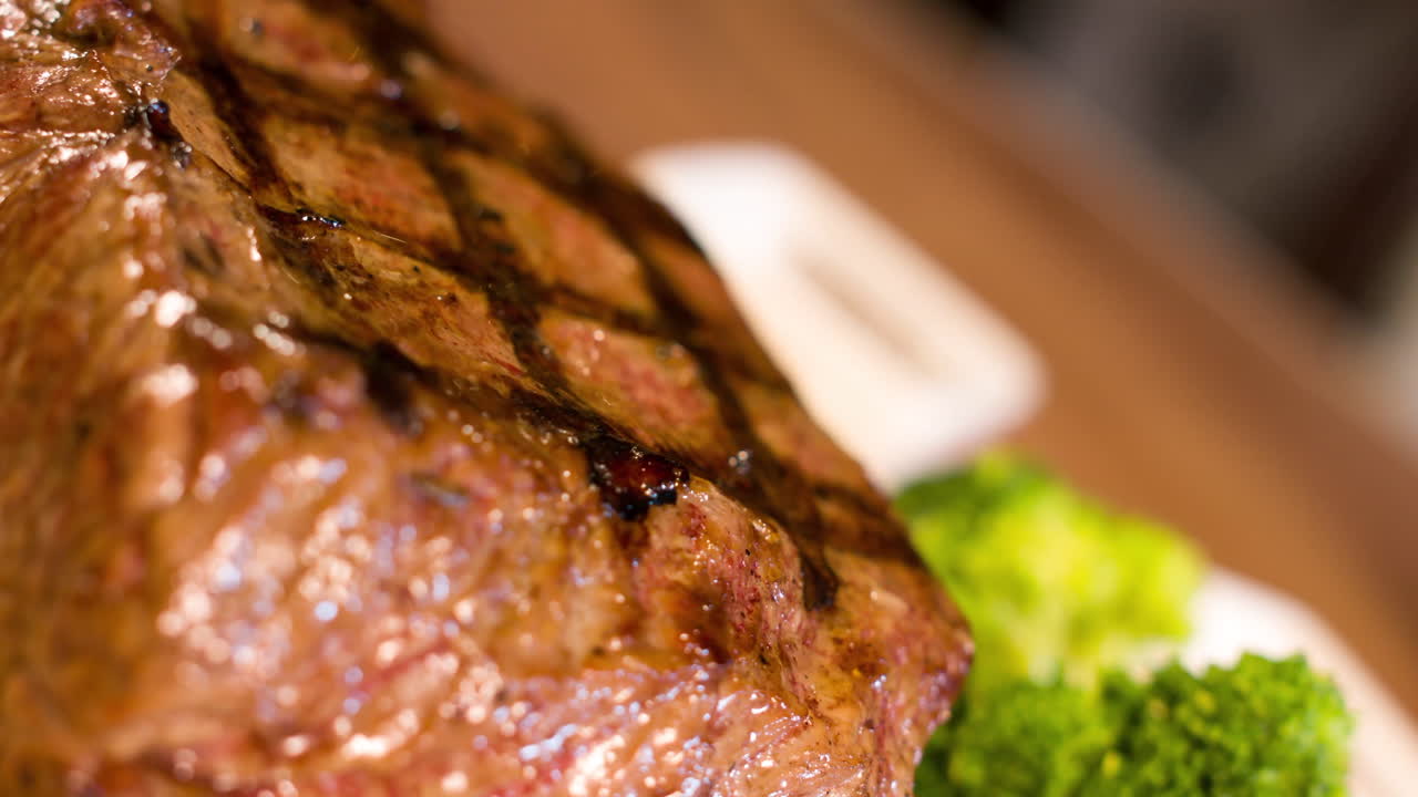 sirviendo chuletas de cordero a la parrilla en un tazón blanco fresco en una cena al aire libre en alta definición 4k