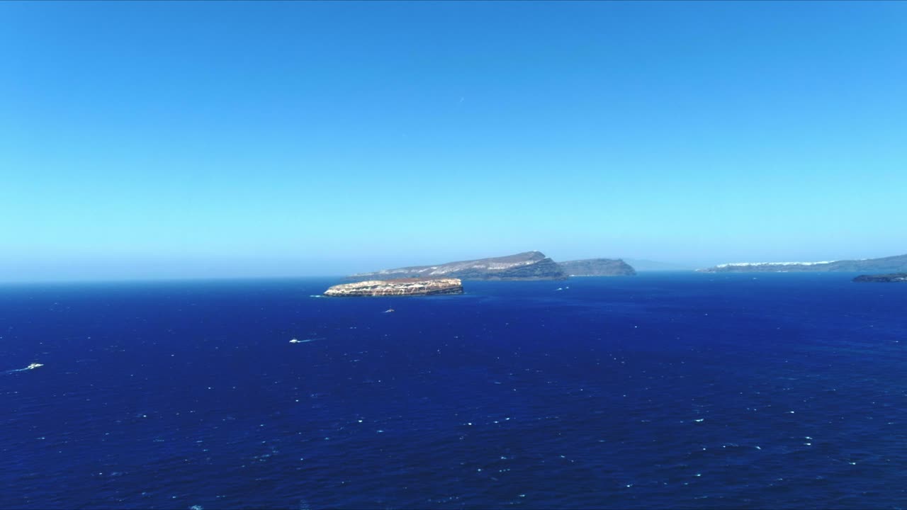 아크로티리 산토리니 그리스를 통해 공중 4k 푸른 바다와 하늘 평면도