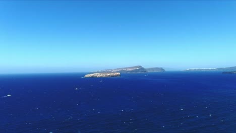 vista aérea 4k azul mar y cielo sobre akrotiri santorini grecia