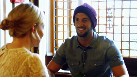 pareja interactuando entre sí en un restaurante