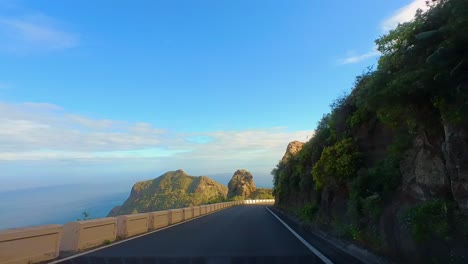 Malerische-Fahrt-Mit-Dem-Roque-Benijo-In-Der-Ferne,-Dem-Atlantischen-Ozean-Und-Einem-Klaren-Blauen-Himmel,-Fahrerperspektive,-Teneriffa,-Kanarische-Inseln,-Spanien