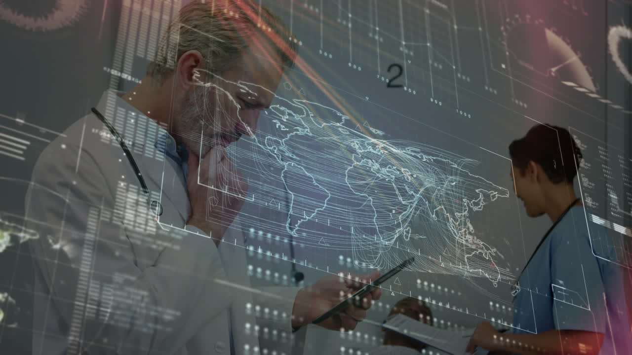 병원에서 디지털 태블릿을 사용하는 사려 깊은 백인 고위 남성 의사에 대한 데이터 처리가