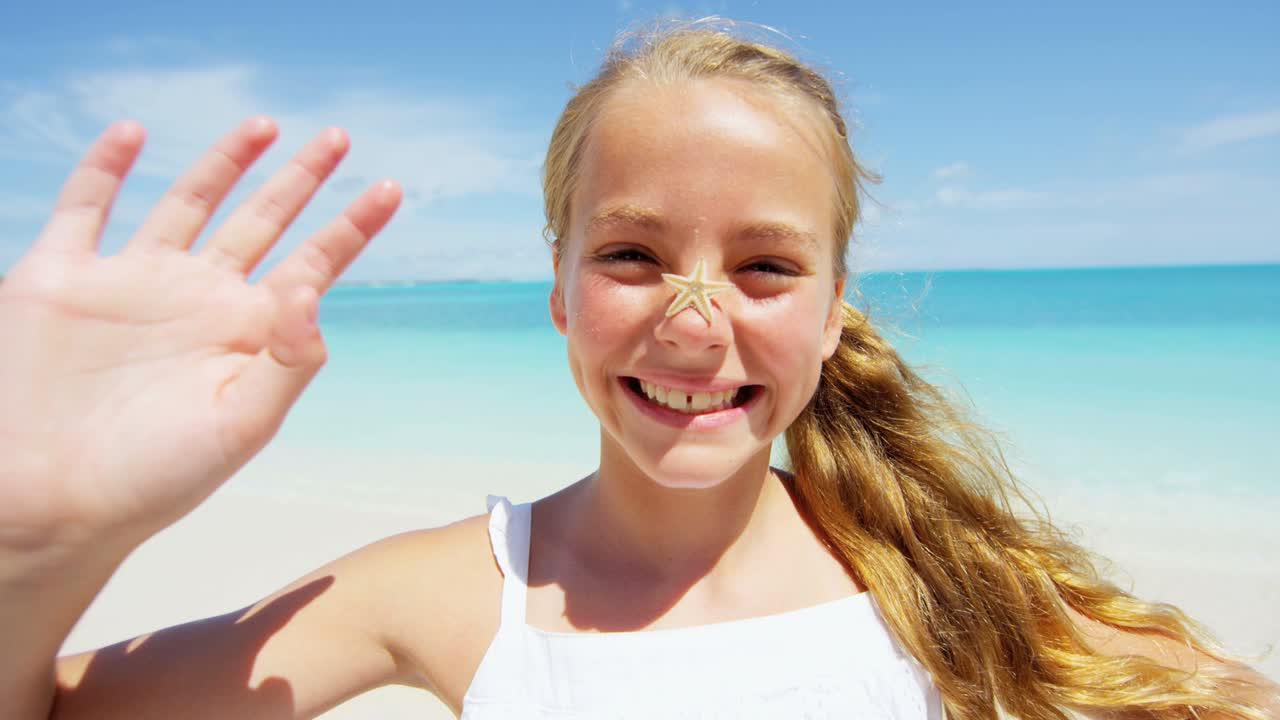 해변에 있는 금발 백인 소녀의 미소 짓는 초상화