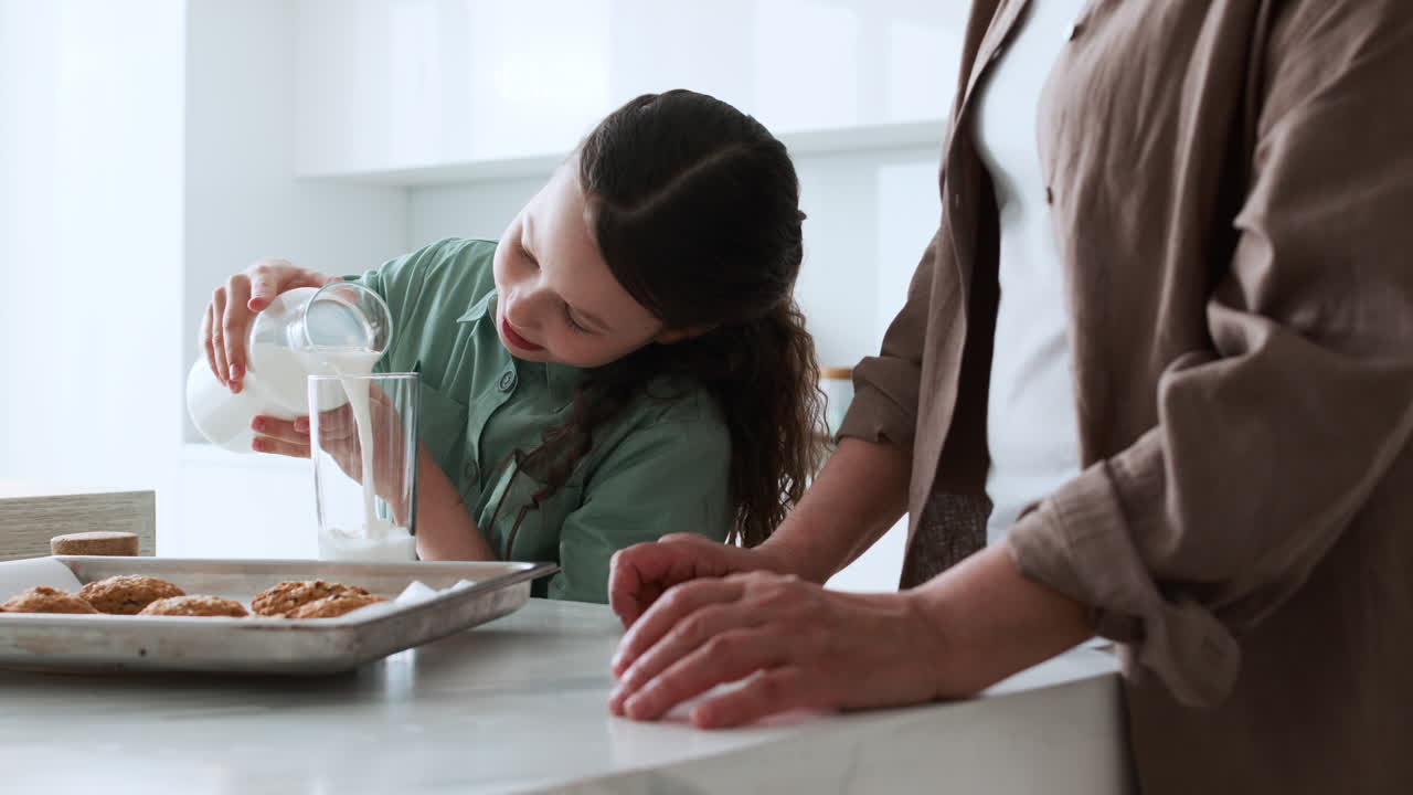 la abuela y la niña horneando galletas