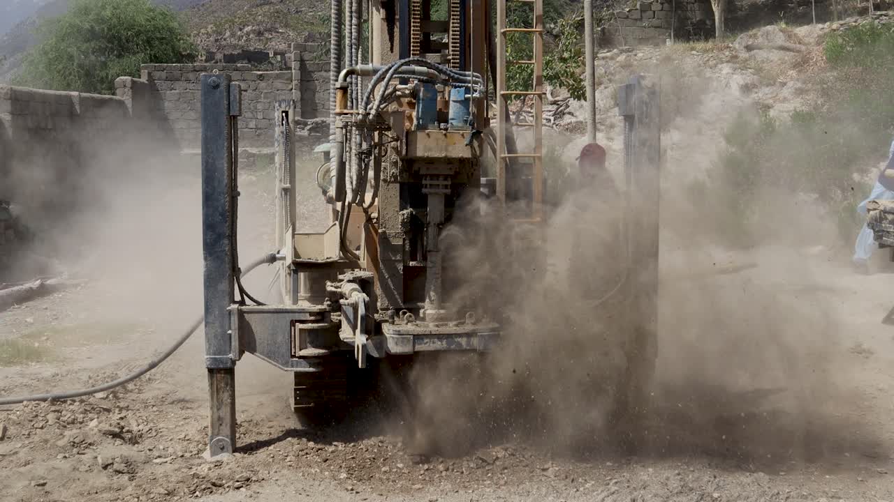 드릴러가 물을 찾는 것