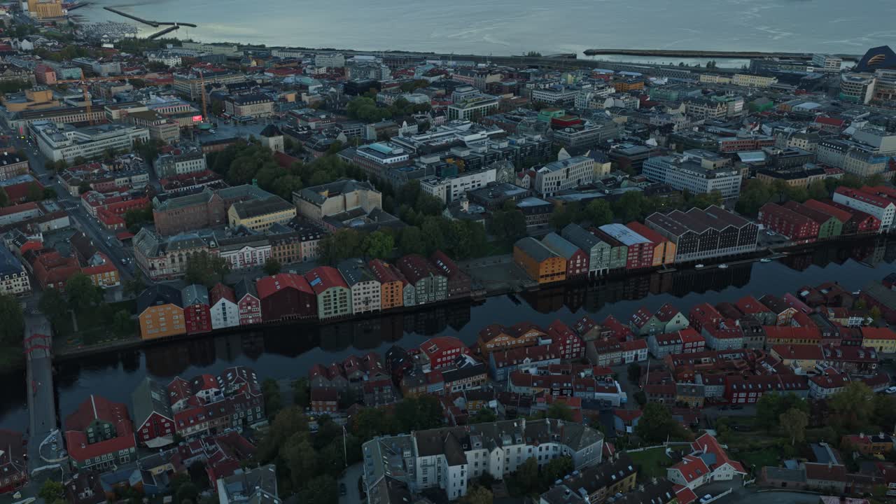 Droneoptagelse af Trondheims bybillede ved daggry i smukke Norge.