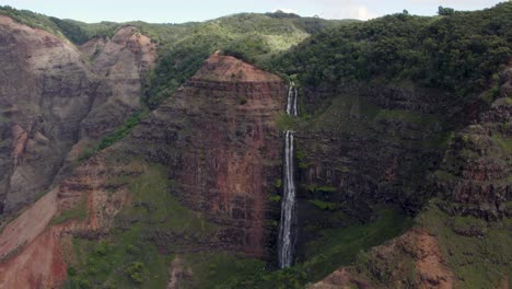 Filmische-Luftaufnahme-über-Dem-Wasserfall-Waipo&#39;o-Im-Waimea-Canyon-State-Park