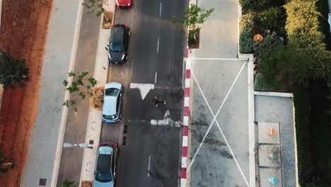 movimiento ágil de la niña en patines, telón de fondo de las calles de la ciudad