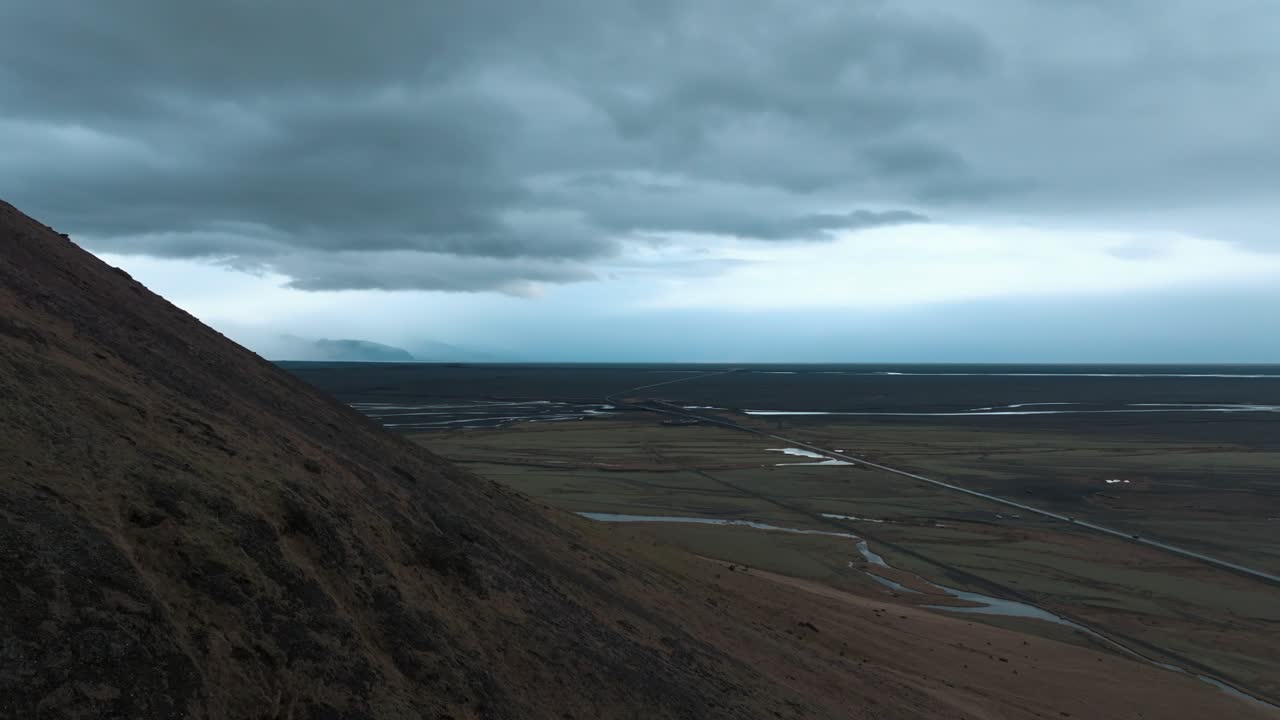 아이슬란드 의 우울 한, 비 가 내리는 날 - 가을 에 화산 경사 를 따라 공중 비행