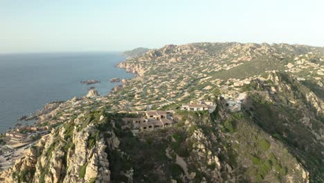 Famosa-Ciudad-Italiana-En-Las-Montañas-De-La-Isla-De-Cerdeña,-Tiro-Panorámico-Aéreo