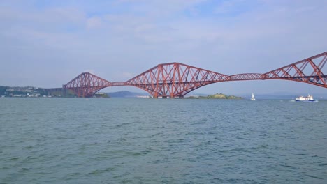 Schwenk-Nach-Rechts-über-Die-Forth-Eisenbahnbrücke-In-Edinburgh,-Schottland