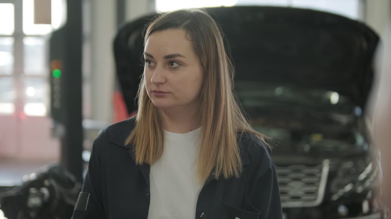 Gerente de Oficina Conversando com Mecânico sobre Reparo de Veículo.