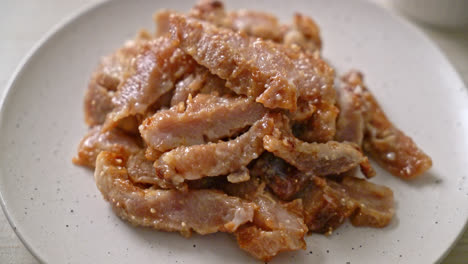 Gegrillter-Schweinenacken-Oder-Auf-Holzkohle-Gekochter-Schweinenacken-Mit-Thailändisch-Scharfer-Dip-Sauce