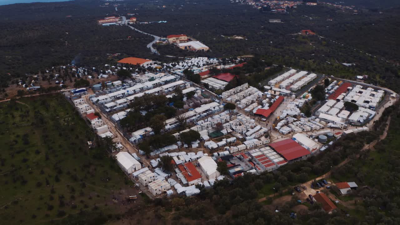 Vista aerea del campo profughi di Moria in Grecia. Ripresa in follow