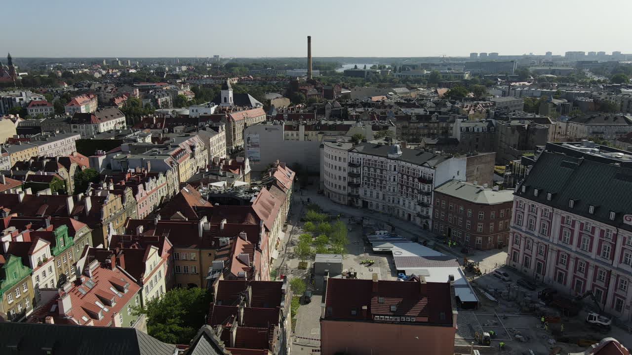 vista aérea del casco antiguo de poznan, polonia en una noche de verano