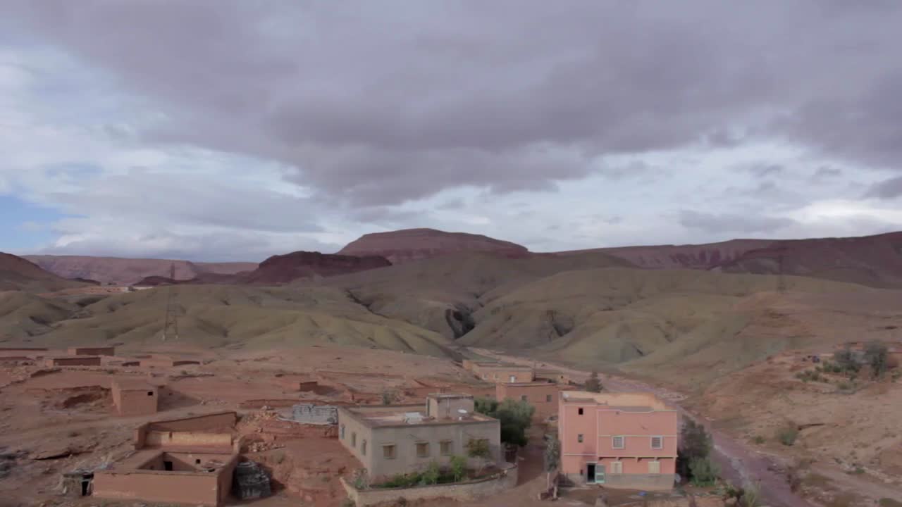 Vista aerea di un villaggio remoto nelle montagne marocchine