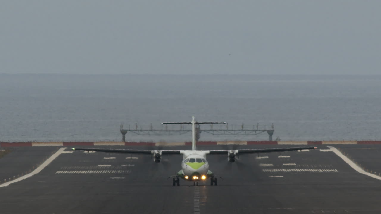 공항에서 바다로 출발하는 항공기