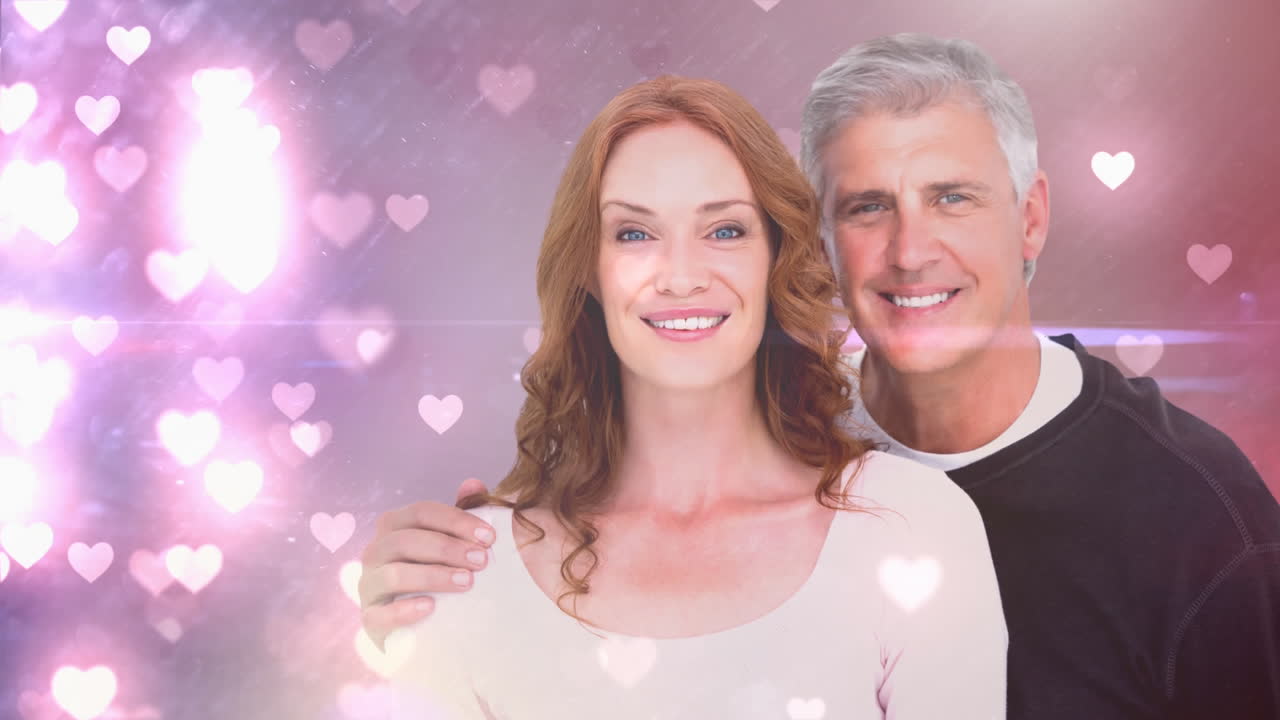 una pareja feliz y madura que se aferran el uno al otro